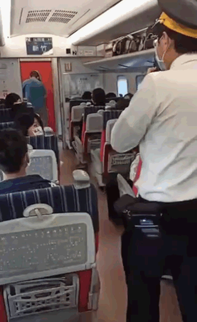 男子打完車長後逕自走回車頭。網圖 