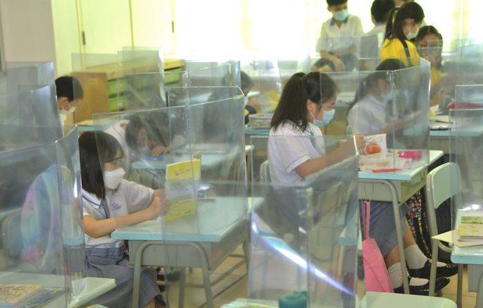 課室每張桌子前方設有透明膠板圍着。