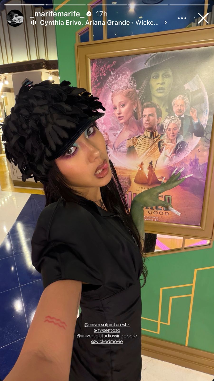 Marf打扮成戲中主角Elphaba的經典造型致敬。