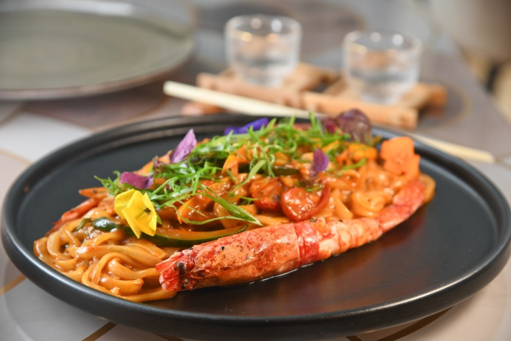 Red Prawn Udon乌冬吸收红虾浓汤的鲜味，伴两只比手掌还要长的红虾、意大利青瓜及番茄乾，富创意又有心思。