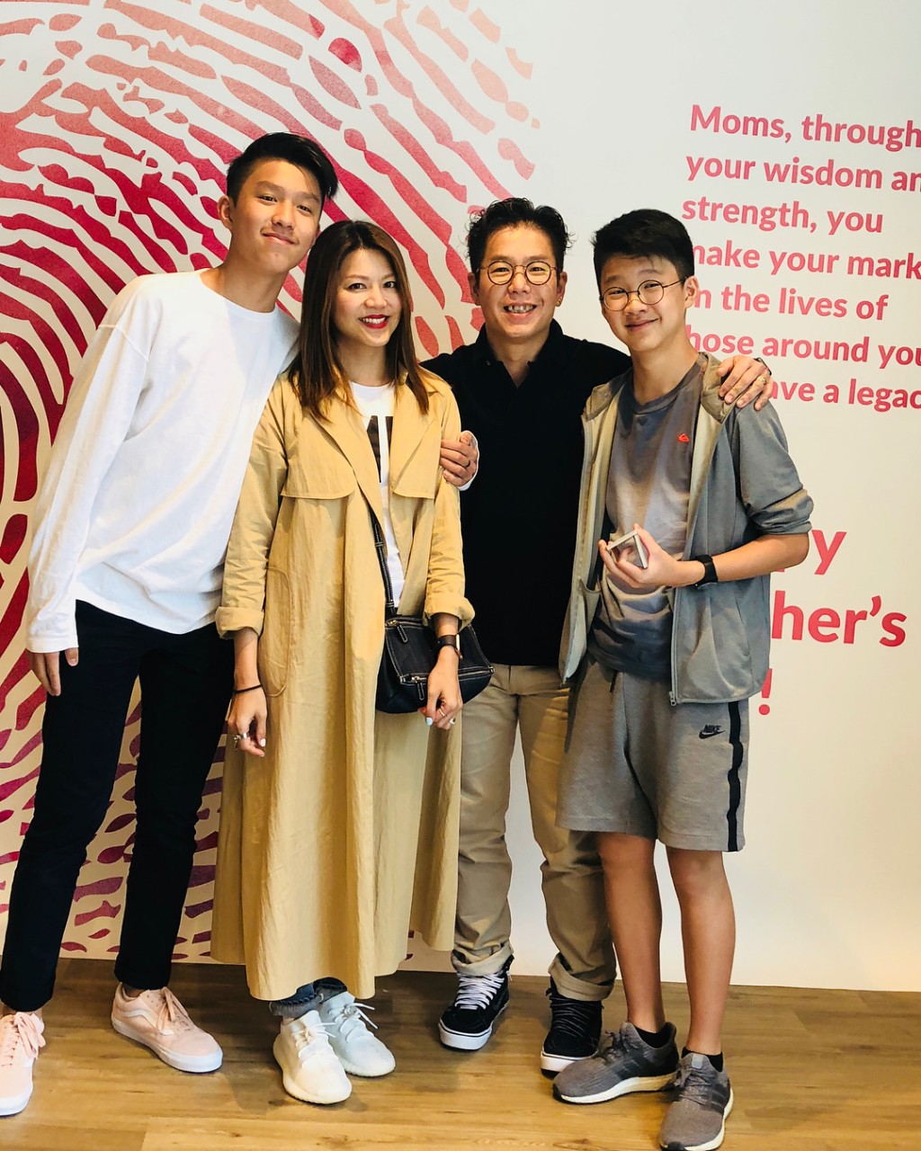 昔日一家四口樂家融融。