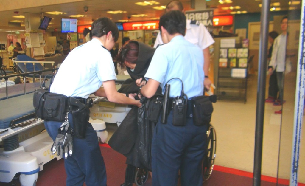 23歲女子因家庭瑣事與家人爭執，於尖沙嘴鐘樓對開跳海自殺獲救。林思明攝