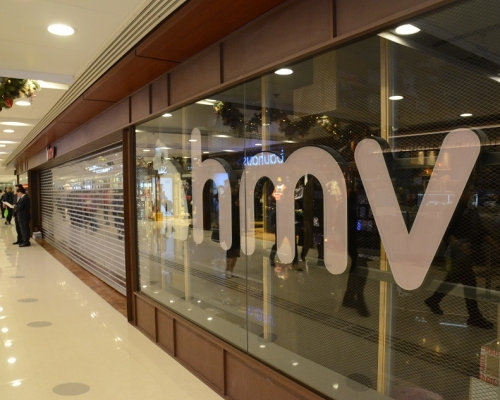 HMV全線停業。