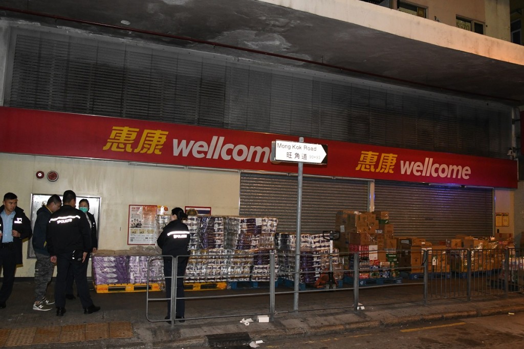 當日放在超市外的廁紙被搶劫。資料圖片
