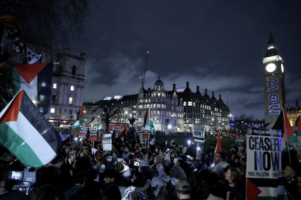 2024 年 2 月 21 日，英国伦敦，在以色列和巴勒斯坦伊斯兰组织哈马斯之间持续冲突之际，英国国会辩论要求加沙立即停火的动议，民众聚集国会外进行示威。路透社