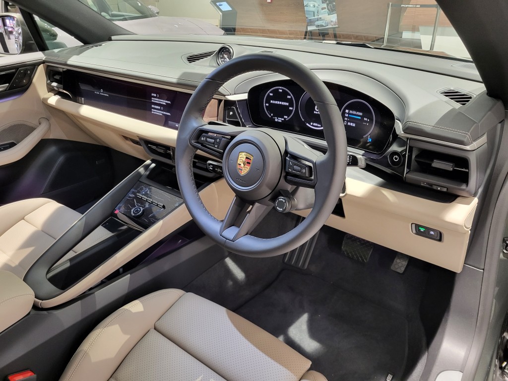 保時捷Porsche全新Macan 4標準裝備還有12.6吋曲面數碼儀表板及10.9吋中控台觸屏。