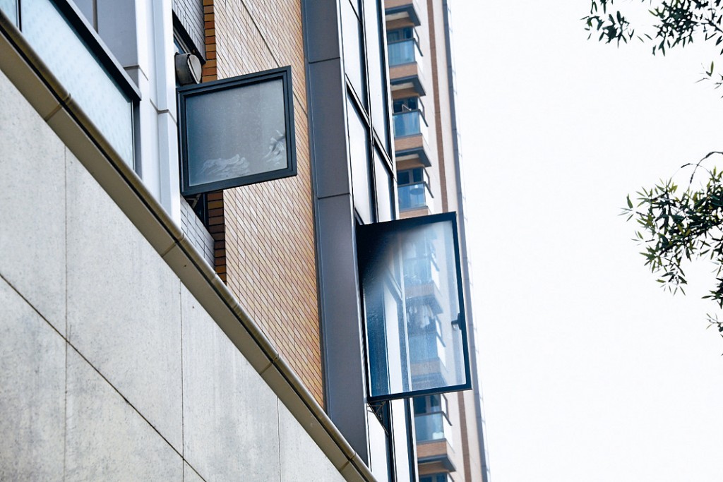 涉事單位窗戶熏黑。