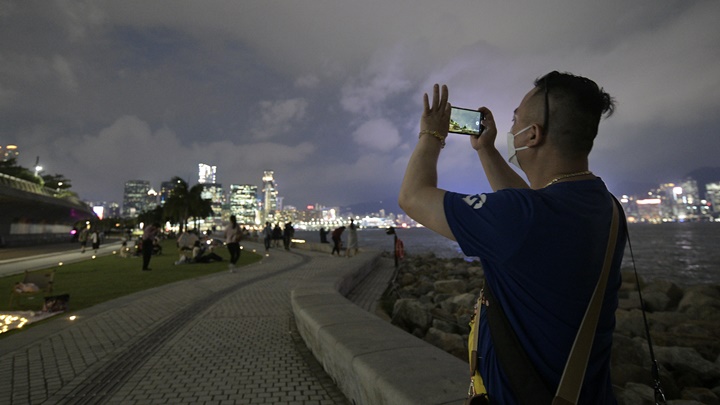 有市民在手机即场拍摄。