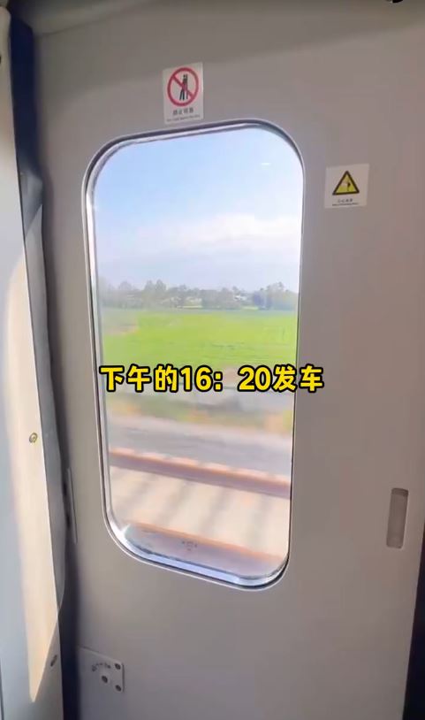 九寨溝高鐵從成都出發至鎮江關站每天有2班，另一是C6325