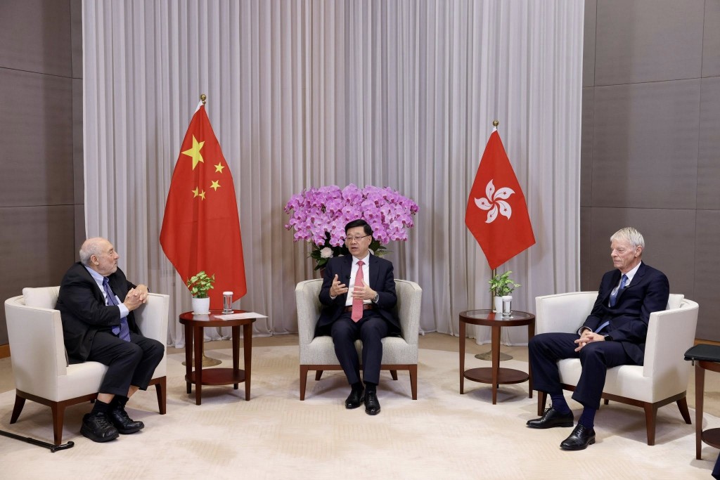 李家超（中）在論壇期間與兩位諾貝爾經濟學獎得主Joseph E. Stiglitz教授（左）和Michael Spence教授（右）會面交流。李家超FB圖片