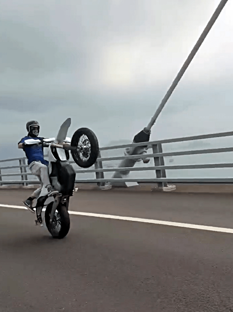 英漢在昂船洲大橋大玩單輪行駛。fb：向香港警察致敬