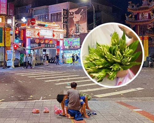 爸爸和他的小學兒子在夜市擺檔,兒子躺在父親的懷內入睡。網圖