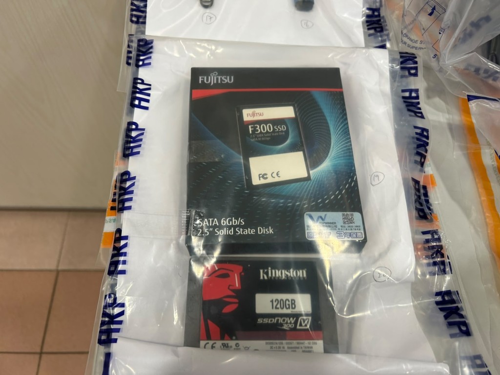 警方從被捕男子的寓所內撿取思疑與案有關的電腦設備。 警方從被捕男子的寓所內撿取思疑與案有關的電腦設備。