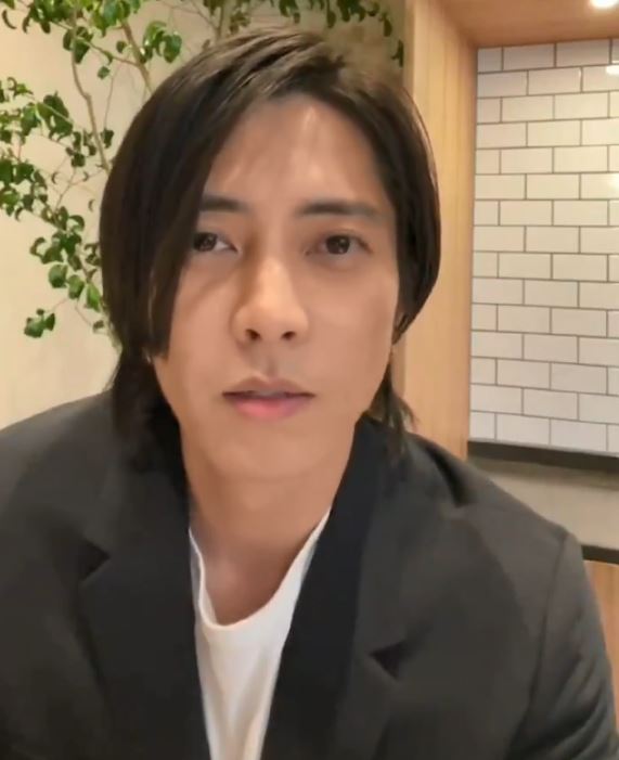 山下智久喺直播中講英文。