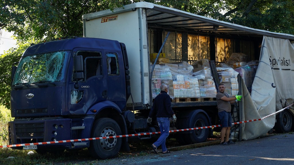 俄羅斯對基輔及其周邊地區夜襲連續數小時，運載食品貨車受損。 路透社