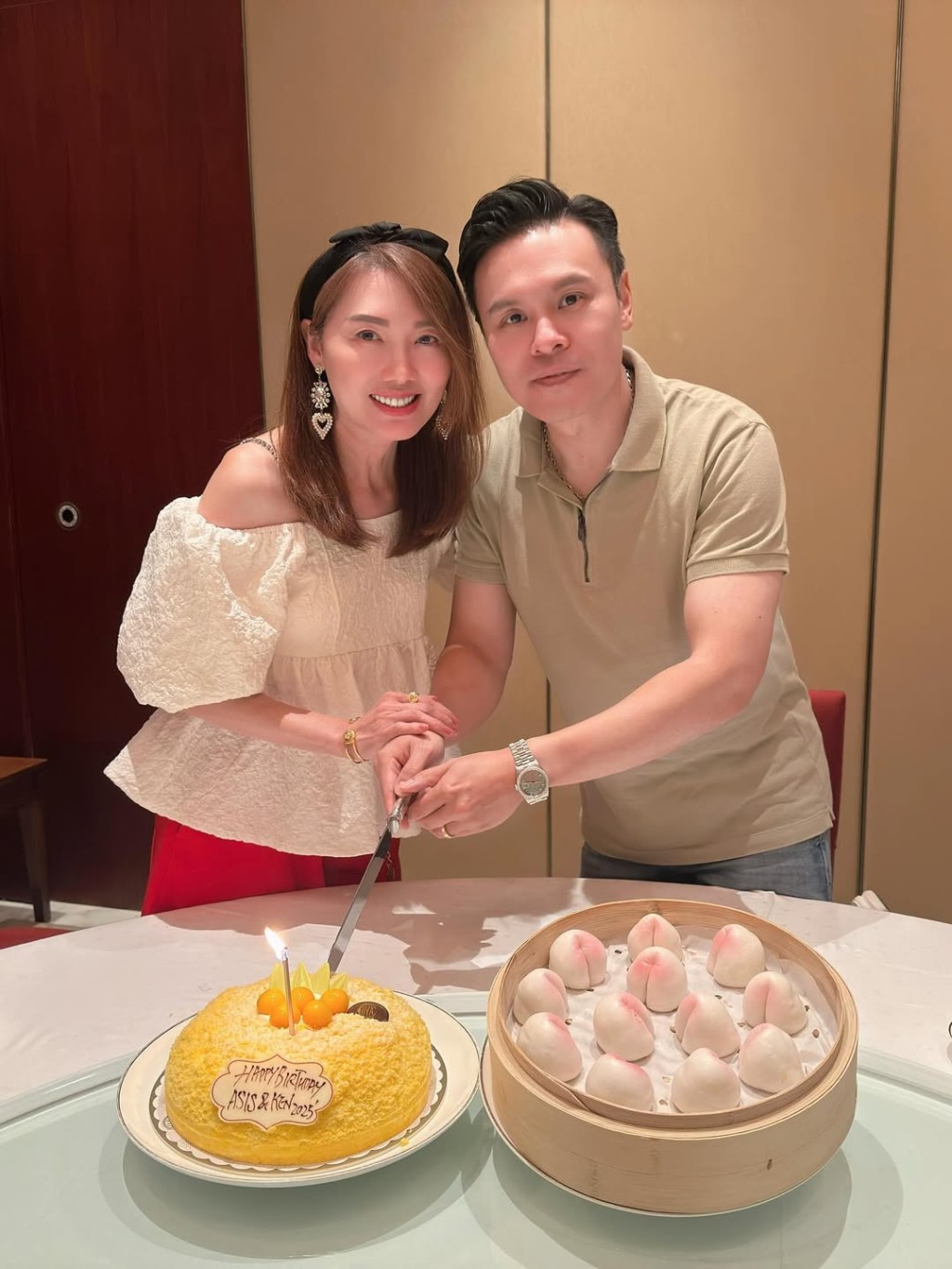 郭可頌與大家姐一齊切蛋糕,家姐好靚女。 郭可頌與大家姐一齊切蛋糕,家姐好靚女。