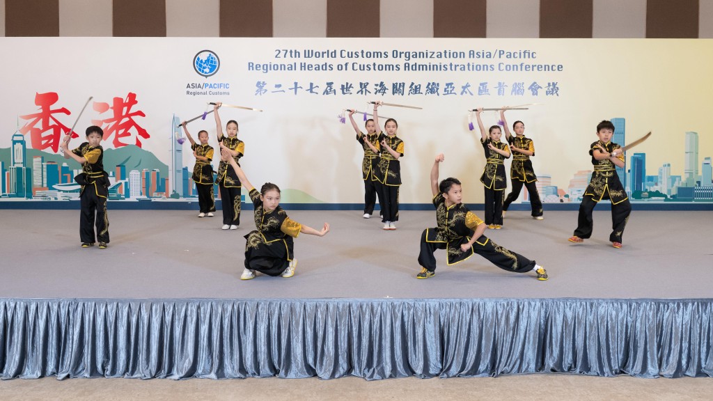 東華三院小學聯校武術代表隊於歡迎酒會作精彩演出。 東華三院小學聯校武術代表隊於歡迎酒會作精彩演出。