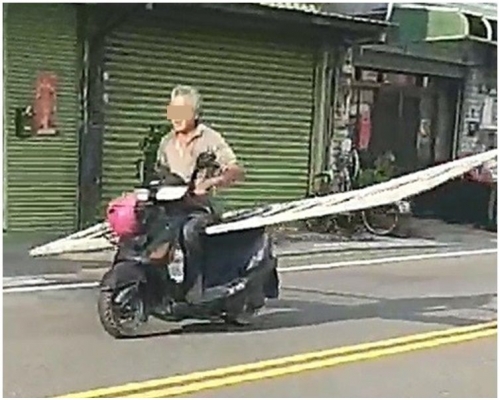 阿伯駕電單車當貨車載一條4米寬鐵欄在馬路上橫行。圖：彰化踢爆網
