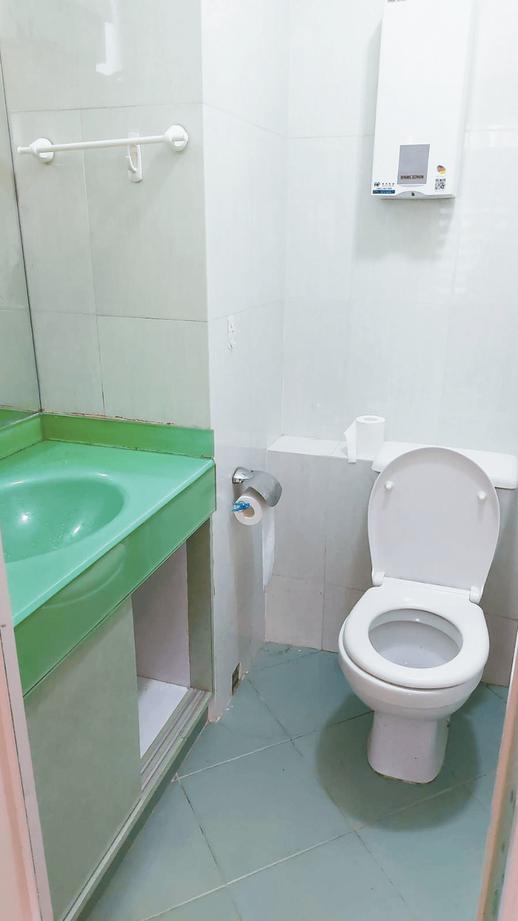 浴室带基本淋浴设备，入住即可使用。