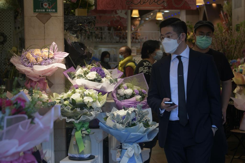 男士到花店選購鮮花送給女友或妻子。