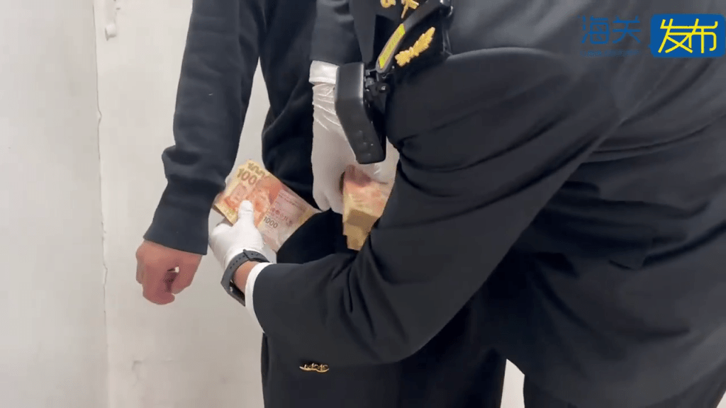 罗湖口岸，北上男腰腹裤袋藏40万港元。