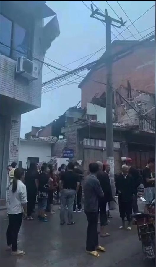 在震央內江市，有房屋倒塌。網圖