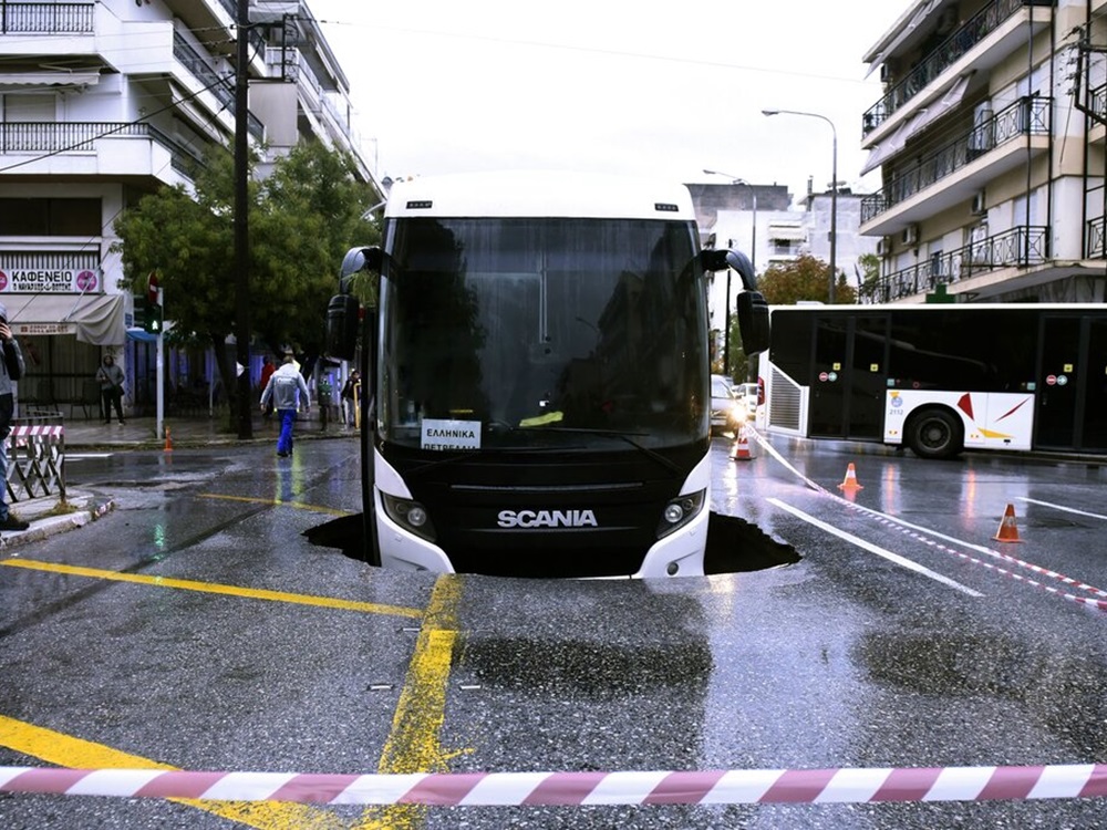雅典有馬路路陷，導致一輛巴士被困。AP圖