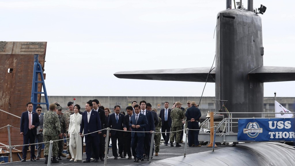 南韩总统尹锡悦登上肯塔基号参观。 美联社