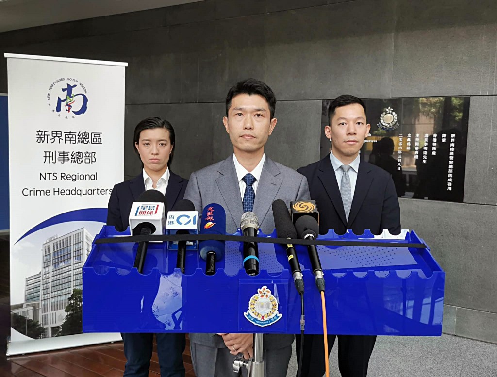 警方交代案情。 警方交代案情。
