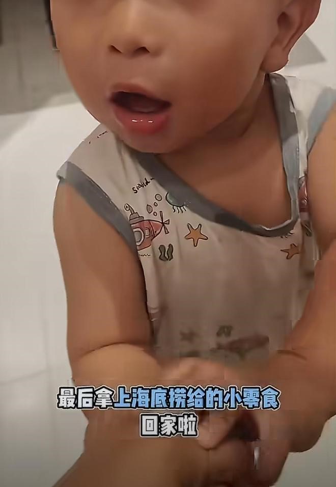 女子狂掃免費零食帶回家給孩子食。 女子狂掃免費零食帶回家給孩子食。