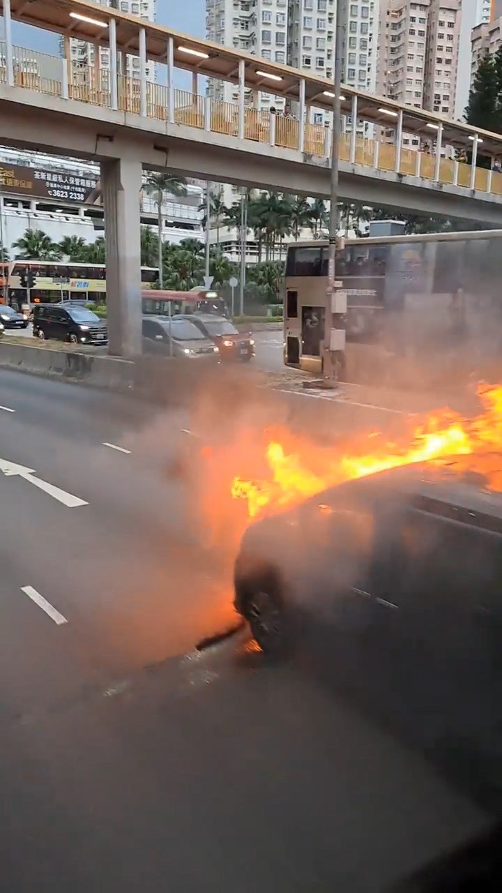 私家車車頭起火冒煙。網上片段截圖
