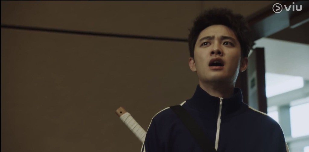 有別於一般檢察官西裝骨骨,陳正(D.O.飾)不時穿上運動服。