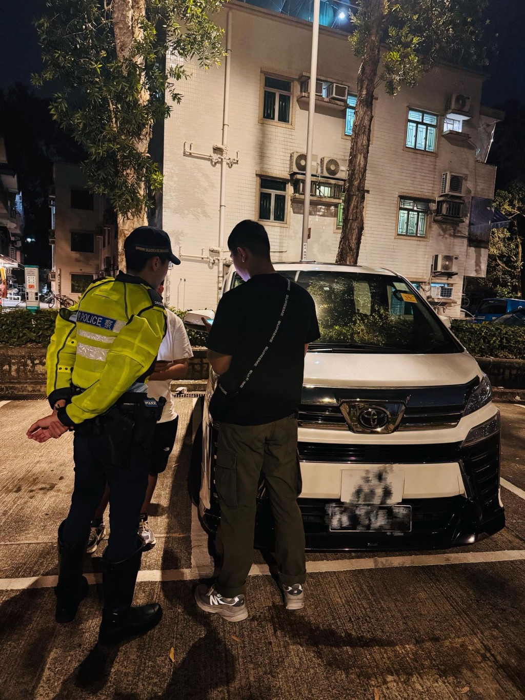 兩輛涉案私家車亦已被扣留調查及作進一步檢驗。警方提供