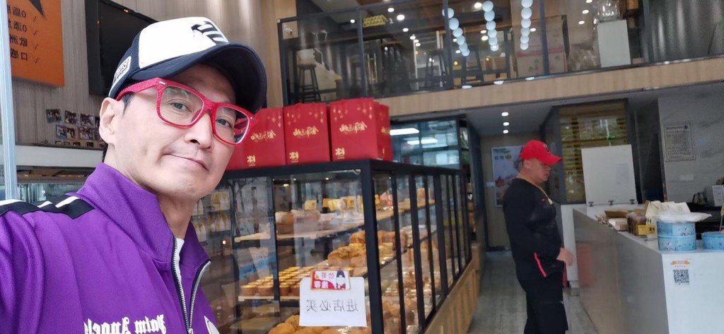 阿勁每天到面包店巡視。