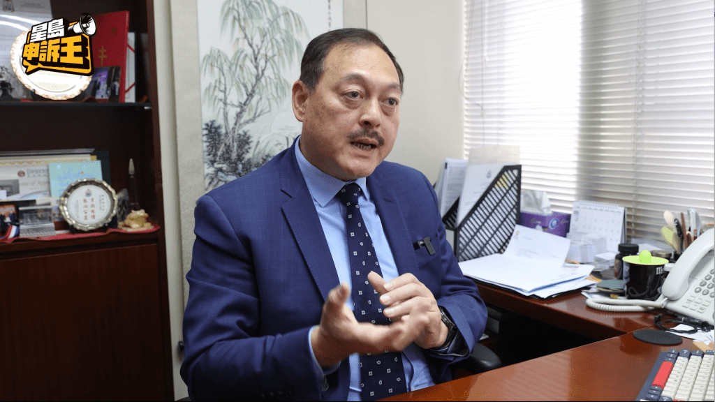 律師梁永鏗回覆《星島申訴王》查詢時表示,今次個案與以往的高息投資騙局不同,合約表明不論賺蝕都有利息,但現時既沒利息、又不償還本金,便可能構成欺詐罪。 律師梁永鏗回覆《星島申訴王》查詢時表示,今次個案與以往的高息投資騙局不同,合約表明不論賺蝕都有利息,但現時既沒利息、又不償還本金,便可能構成欺詐罪。