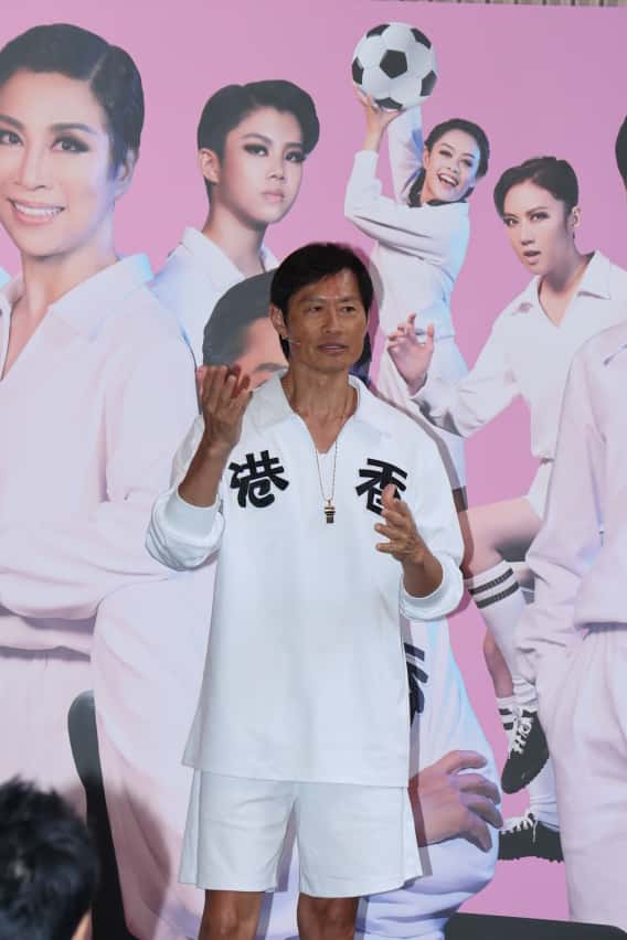 黃德斌首次挑戰踢住波唱粵曲，頻呼過癮。 