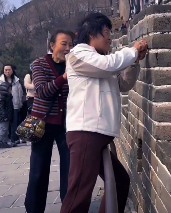 网上流传二人在长城刻字的情景。