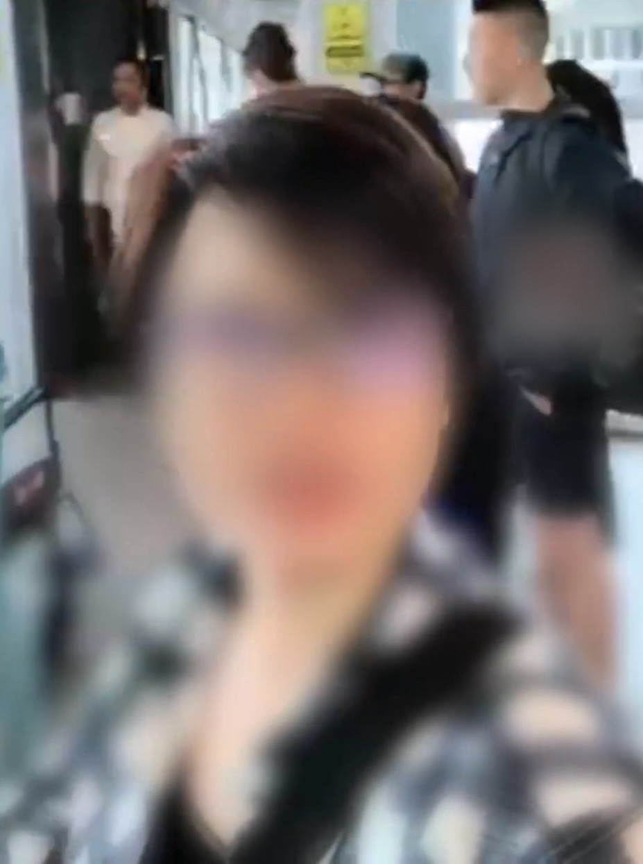 其中一名女乘客拍片称只有中国人被查，要搜身脱鞋子。