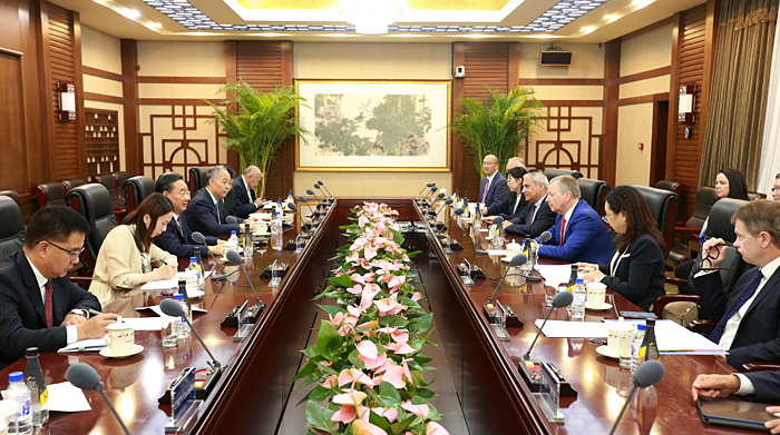 应家柏近日忙于在内地开会工作，十分忙碌。   相片来源: 农业农村部新闻办公室