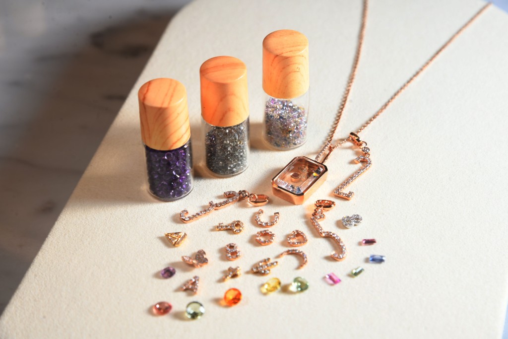 品牌位於利園商場店設有Bespoke Corner，有售Rainbow Locket自選吊墜配件的項鏈，讓顧客創作個人化珠寶首飾。