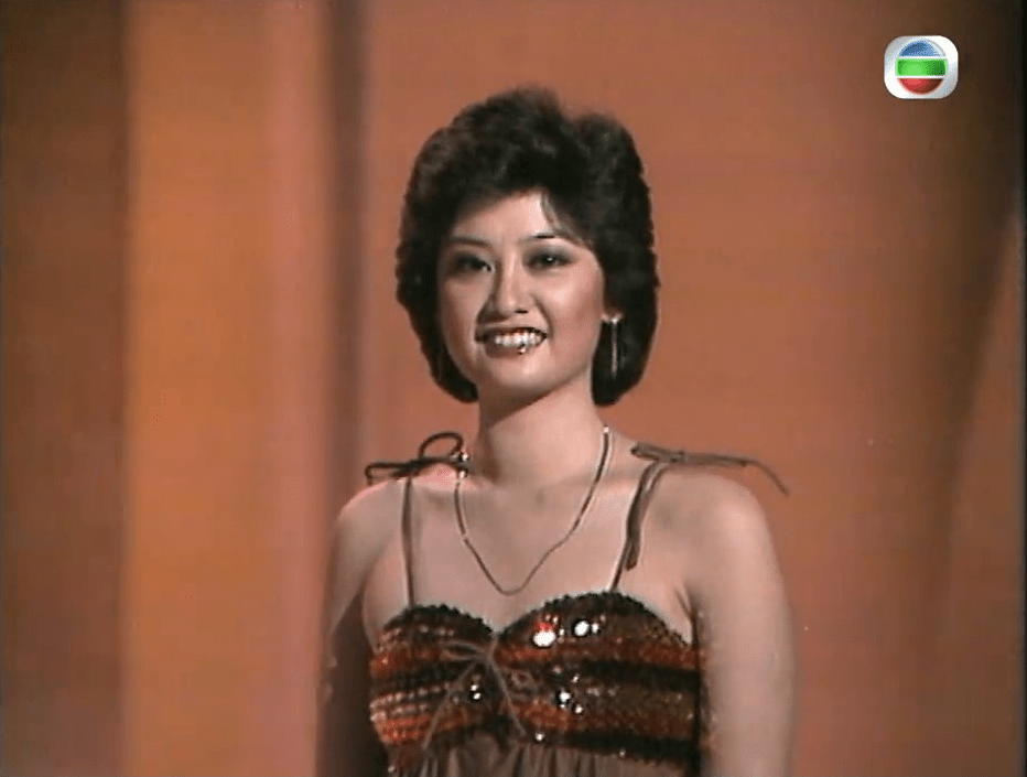 钟慧冰1979年参选香港小姐竞选入行。