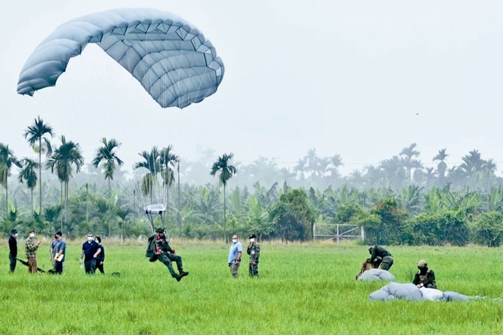 美特战人员在屏东协助台军训练。