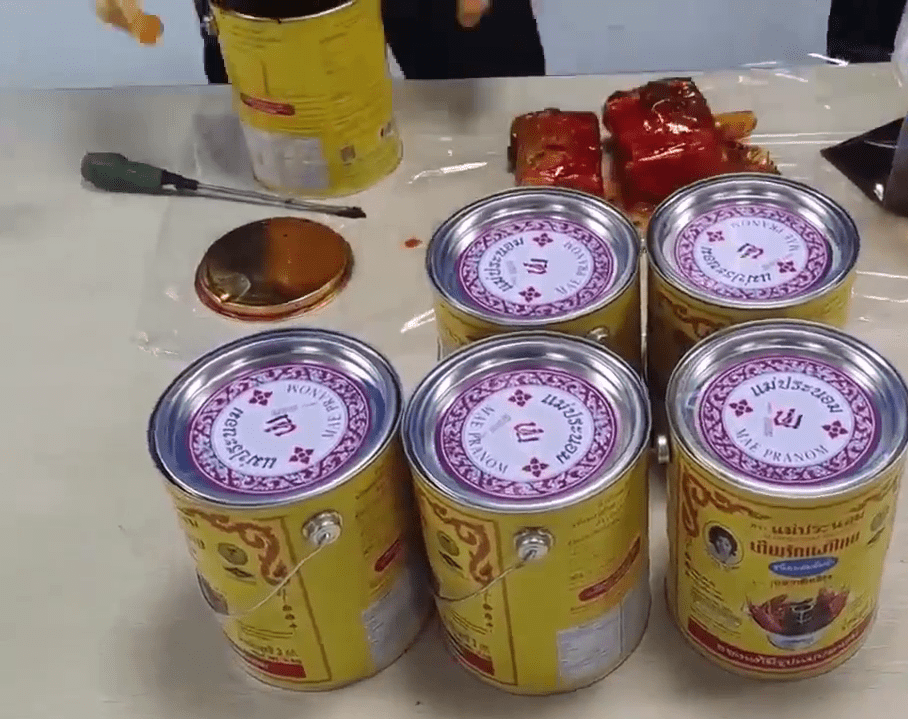 海關一一將異物拿出。 海關一一將異物拿出。