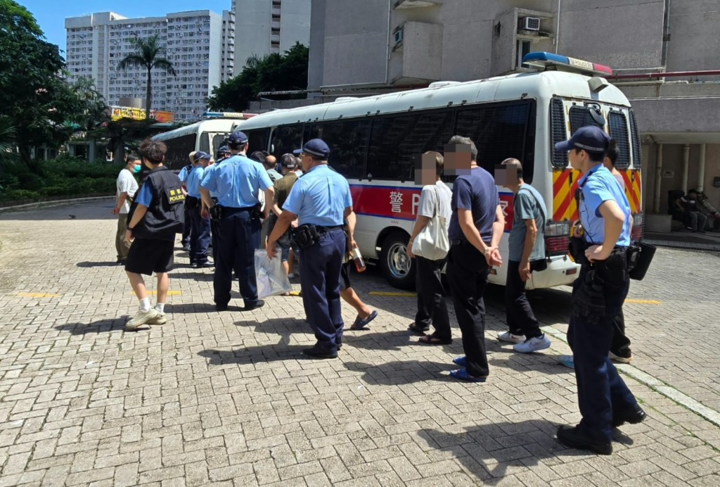 警方拘捕11名男子，年齡介乎65歲至80歲。警方提供