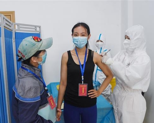 武漢志願者接種腺病毒載體重組新冠病毒疫苗，參與二期臨床試驗。(網圖)