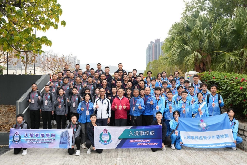 入境處處長郭俊峯今日親身帶領超過70名入境處員工及員工家屬，以及20多位入境事務處青少年領袖團團員，參加保良局慈善步行。