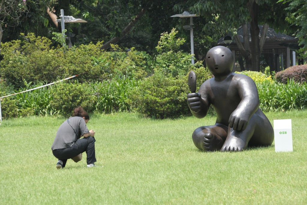 維園及藝穗會天台的藝構之旅（SCULPTURE），呈獻來自7位中國內地及國際藝術家的10件雕塑作品。黃偉強攝