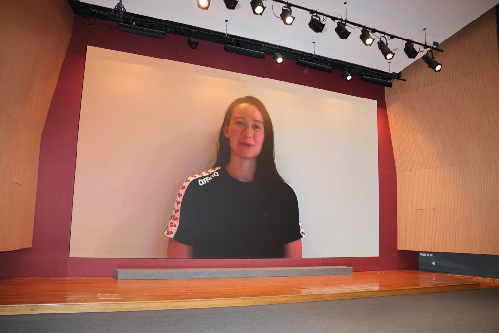 下周將參加國內的中國游泳公開賽的何詩蓓透過錄影對運動醫學專科的支持。徐嘉華攝