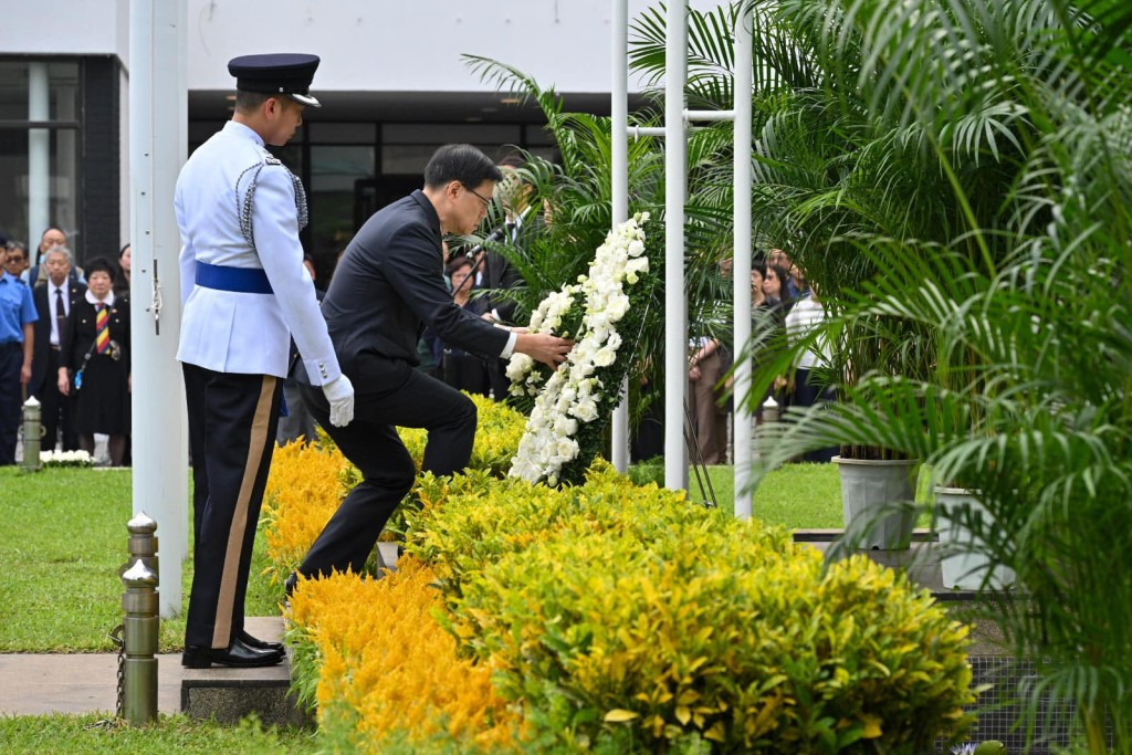 特區政府早上在香港大會堂紀念花園，舉行一年一度的官方紀念儀式，悼念於二戰期間為保衛香港捐軀人士。（李家超fb圖片）