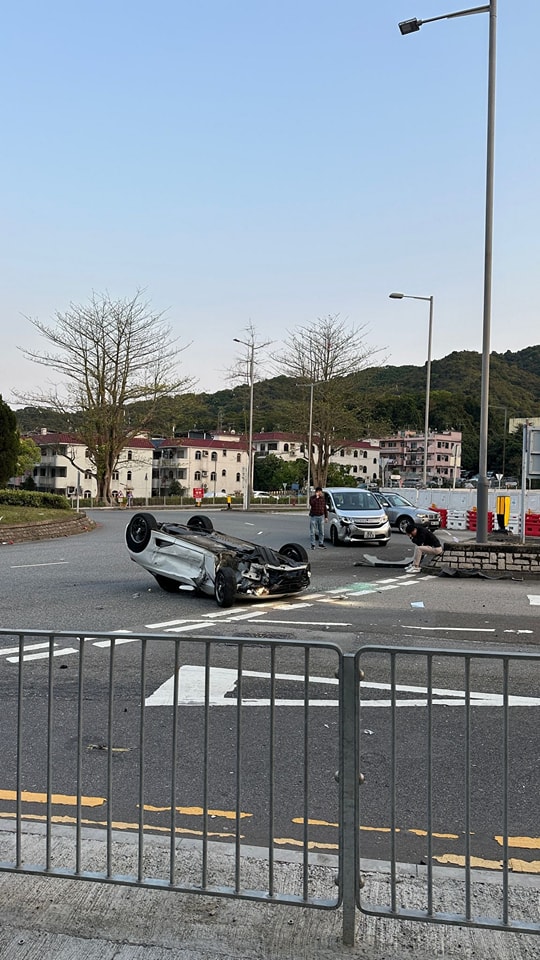 兩輛私家車於帝琴灣對開的西沙路迴旋處發生相撞，其中一輛私家車被撞至四輪朝天。網上圖片